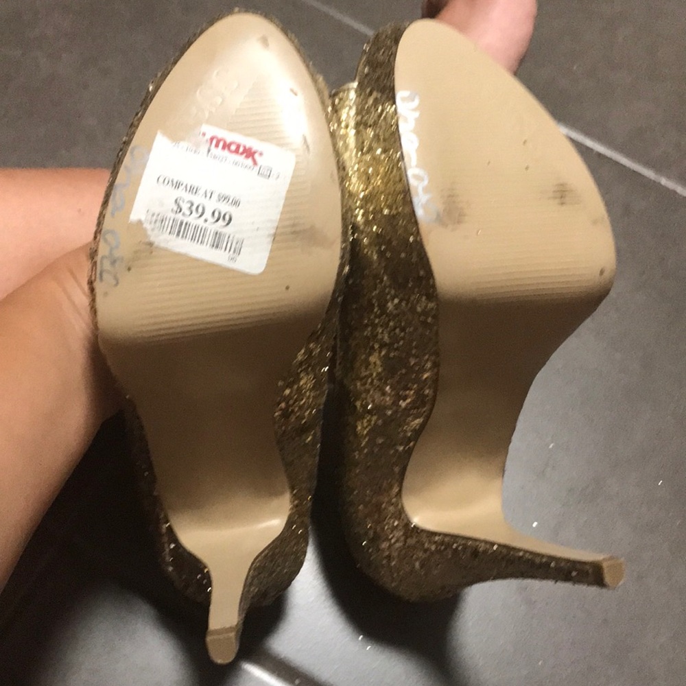 Shoes - Picture 6 of 8